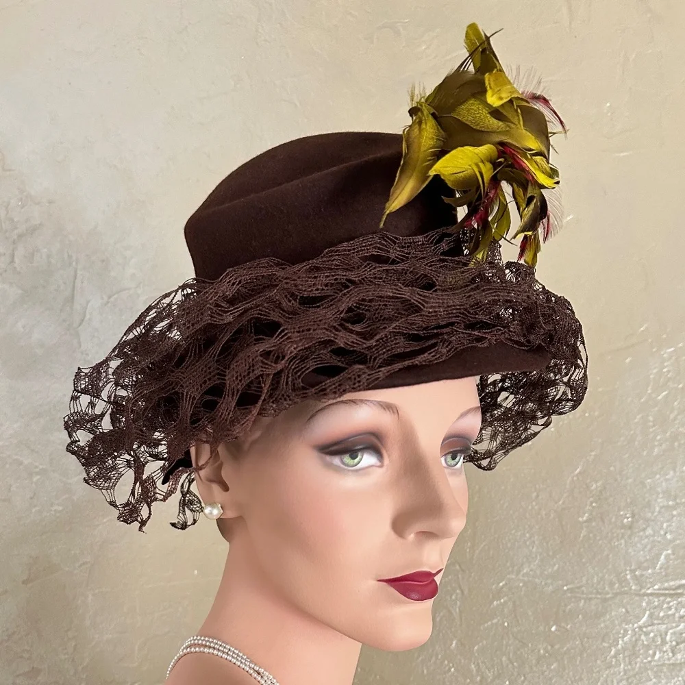 MESMERIZING 1940's BROWN FELT HAT. AMAZING FULL VEIL + YELLOW/BROWN/RED FEATHERS - Picture 3 of 14